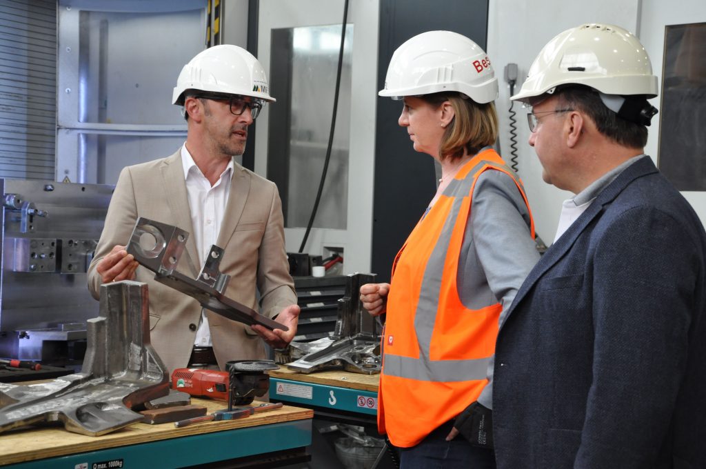 2021 noch im Austausch: Herbert Decker mit der ehemaligen steirischen Wirtschaftslandesrätin und nunmehrigen Staatssekretärin für Finanzen, Barbara Eibinger-Miedl (Foto: MFL)
