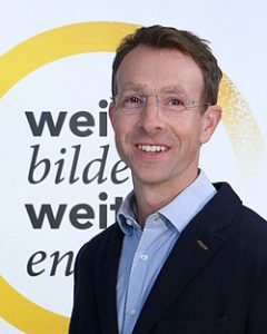 Stephan Witzel, Gescfäftsführer der UNIFORLIFE Graz, begrüßt heimische Entscheidungsträger zum 3. Business Brunch. (Credit: uniforlife.at)