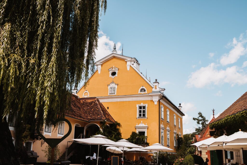  Schloss Gamlitz strahlt in neuem Glanz: Rund drei Millionen Euro hat die Domaines Kilger in die Erneuerung investiert. (Foto: Michaela Lorber)