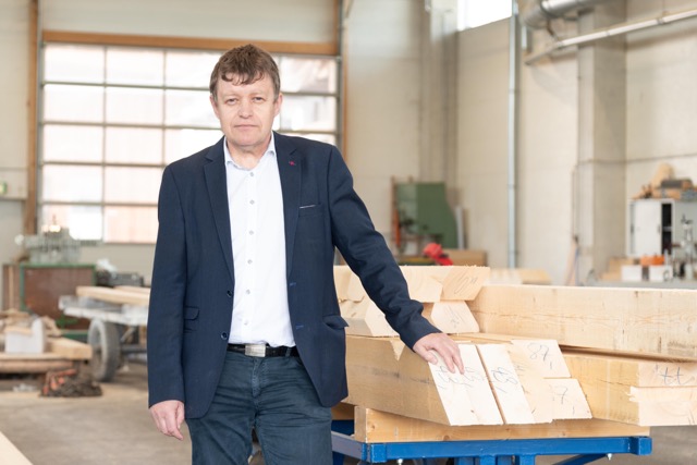 LIEB-Bereichsleiter Dominikus Jantscher konnte mit der Holzbau-Abteilung schon in den vergangenen Jahren jede Menge Preise abräumen. (Foto: LIEB)