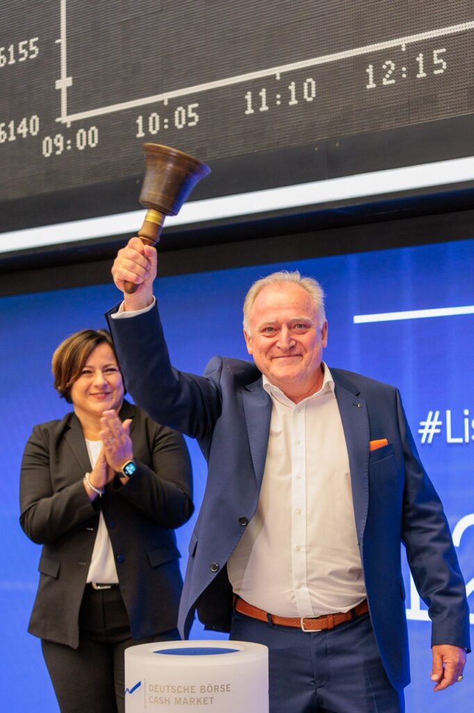 Bell Ringing: Hugo Falter gibt das Signal für den Börsenstart der ParTec AG (Foto: David Wiestner)