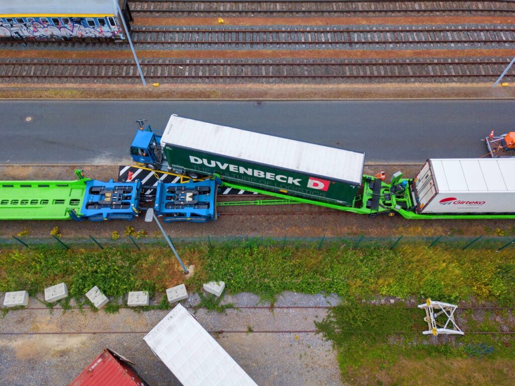 Verlagert den Güterverkehr von der Straße auf die Schiene: der in Liezen gefertigte Helrom-Trailer-Wagen (Credit: Julia Reisinger)