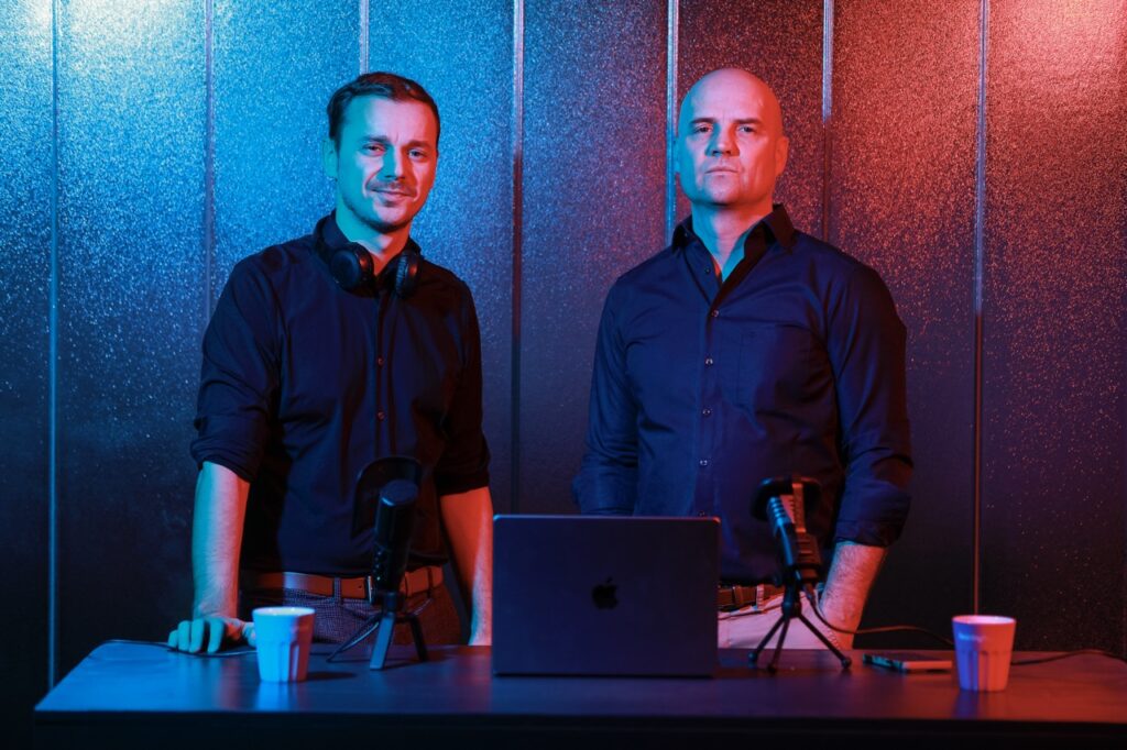 Technologieexperte und BearingPoint Austria-Geschäftsführer Markus Seme (r.) und Moderator Christoph Sammer geben mit "Wider.Sprechen" einen der führenden Technologie-Podcasts Österreich heraus (Foto: Lueflight)