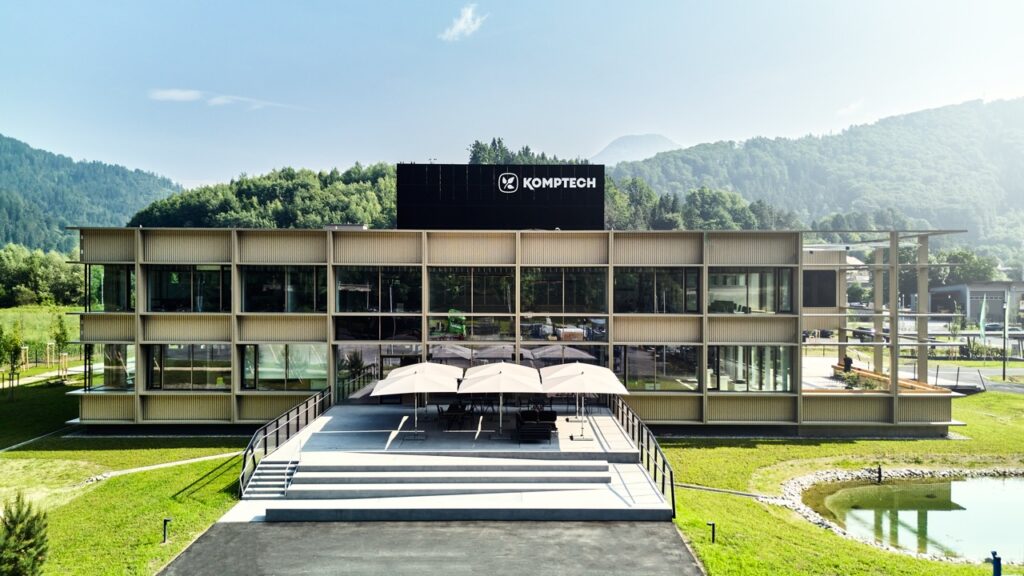 Feierliche Übergabe: Landtagsabgeordneter Johannes Wieser, CSO Ewald Konrad, Landeshauptmann Mario Kunasek, CEO Christoph Feyerer, Hannes Pirstinger, Vizebürgermeister von Frohnleiten, Stadträtin Petra Mitteregger und WKO Steiermark-Vizepräsident Herbert Ritter (v. l.) (Foto: Komptech)