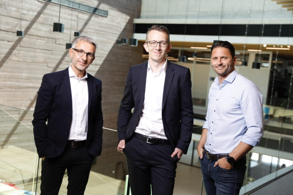 Eröffnung des Headquarters: Vetriebsdirektor (CSO) Ewald Konrad, CEO Christoph Feyerer und Personalchef Bernhard Muhr (v. l.) (Foto: Lueflight)