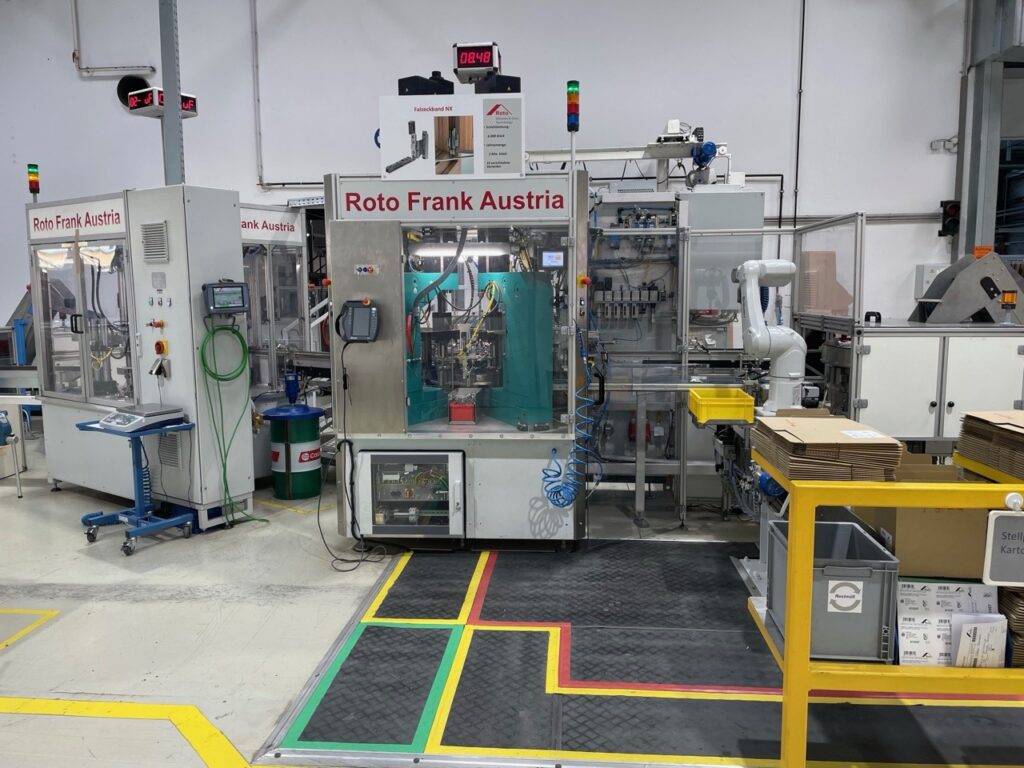 Der Eckbandautomat fertigt und verpresst Scharniere. Damit wird ein ansonsten aufwendiger und fehleranfälliger manueller Prozess durch eine automatisierte Lösung ersetzt. (Credit: Roto Frank Kalsdorf)