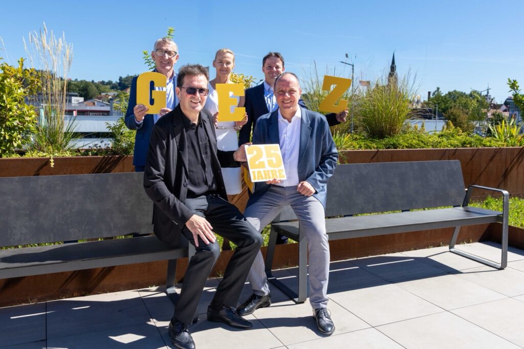 GEZ als Wirtschaftsfaktor: WKO Steiermark Präsident Josef Herk, GEZ-Eigentümer Josef Gasser, die Studienautoren Julia Hiebler und Robert Steinegger mit Bürgermeister Christoph Stark (v. l.) (Credit: Niklas Rath)