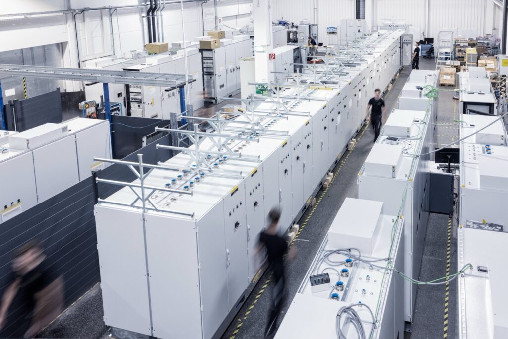 Leiterplatten und Leistungselektronik: Die von KS Engineers entwickelten „PowerCubes“ wandeln elektrische Energie flexibel in unterschiedliche Formen von Strom und Spannung um. (Foto: Lichtmeister)