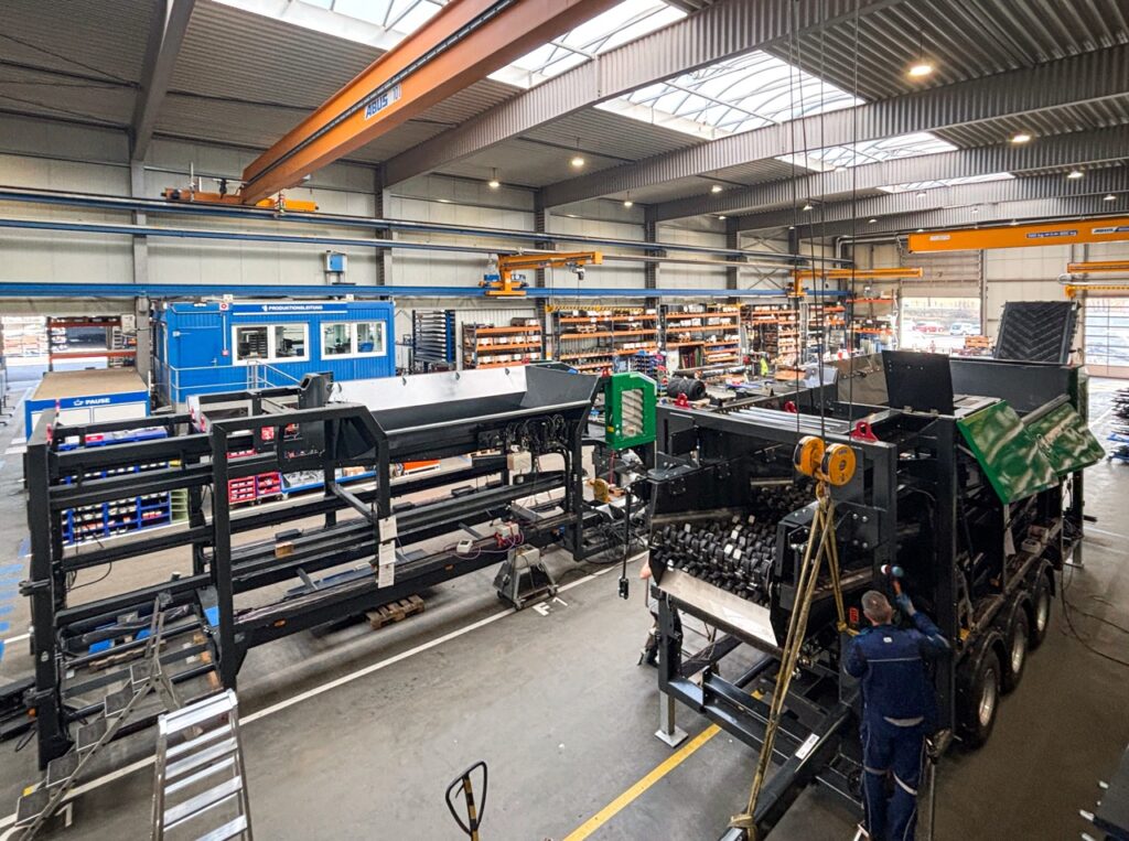 Fertigung bei Komptech: In der Montagehalle entstehen Module für Sieb- und Separationstechnik, die später zu leistungsfähigen Gesamtanlagen zusammengeführt werden. (Foto: Komptech)