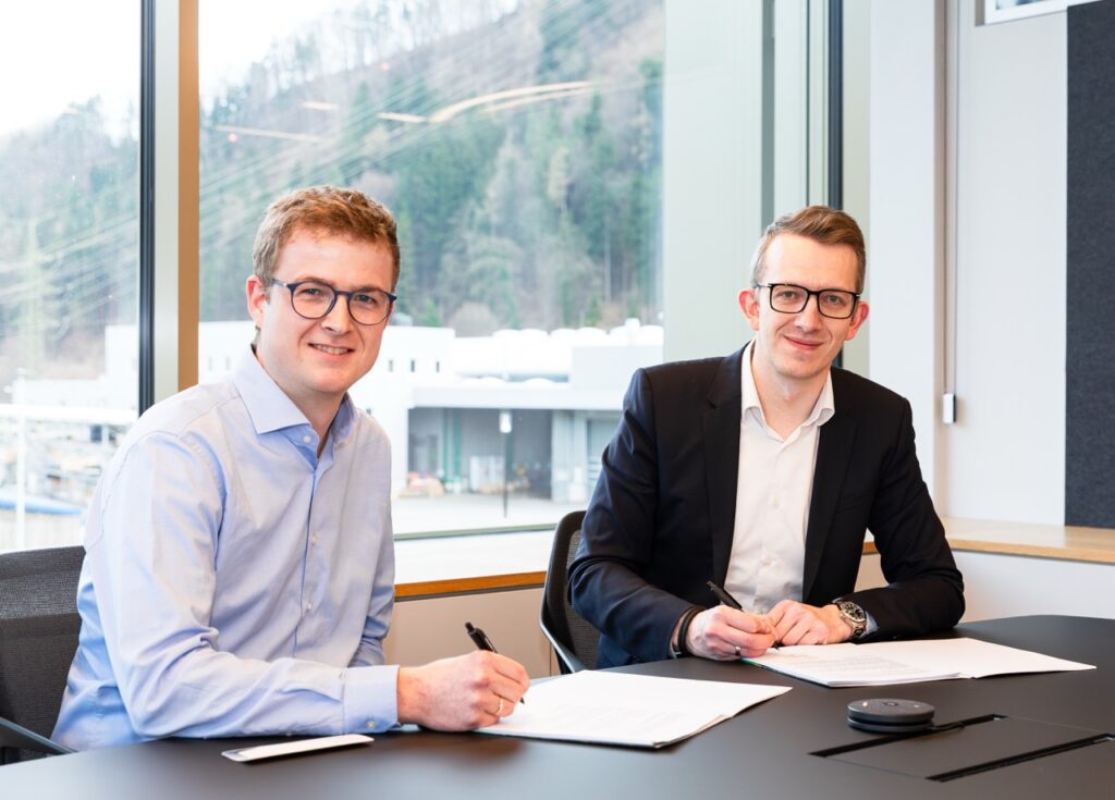 Verlängern die Partnerschaft Max Günther vom gleichnamigen Familienbetrieb mit Komptech-CEO Christoph Feyerer (Foto: Komptech)