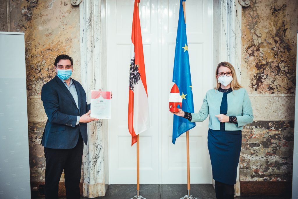 Leftshift One-CEO Patrick Ratheiser wurde von Bundesministerin Margarete Schramböck ausgezeichnet (Foto: Hartberger)