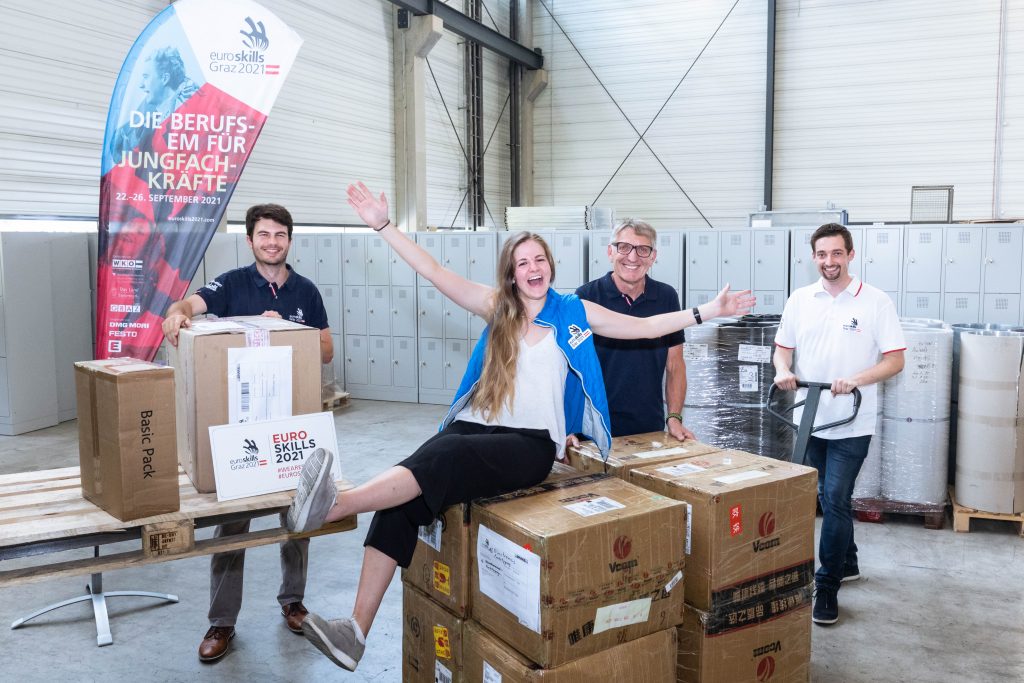 Viel Freude bei den Vorbereitungen: Das EuroSkills-Team rund um Thomas Burger (l.), Katharina Schellnegger und Christoph Grillitsch (r.) wird von Präsident Josef Herk unterstützt. (Foto: Geopho)