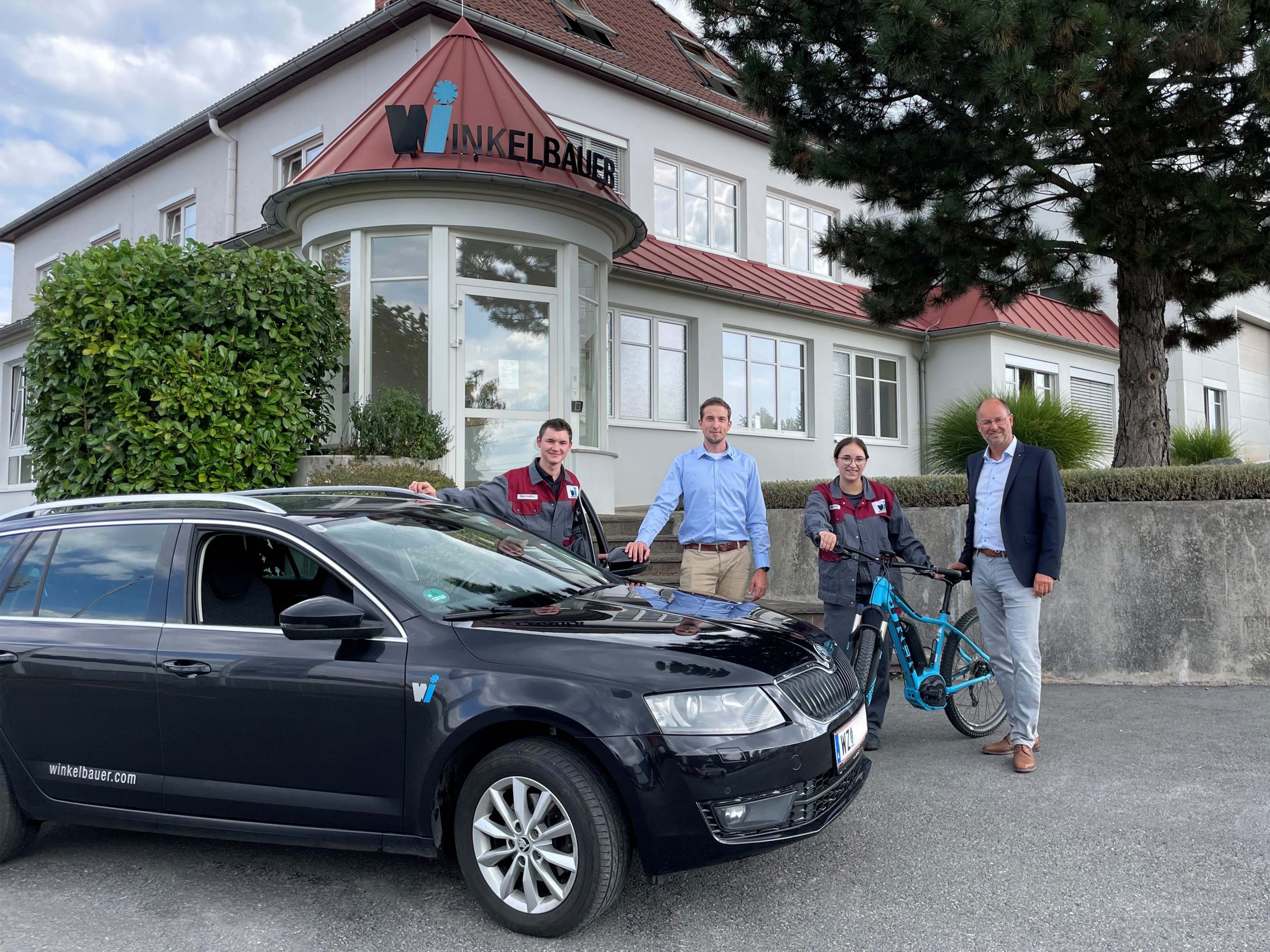 Erleichtern den Weg zur Arbeit: Geschäftsführer Michael Winkelbauer (r.) und HR-Leiter Johannes Burger unterstützen Lehrlinge wie Andreas Sallegger und Lisa Kroisleitner (Foto: WI)