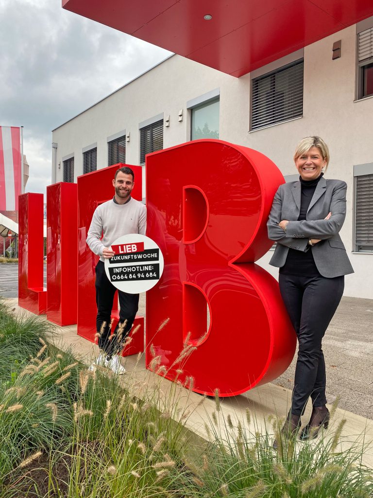 Stellen die Lehrlinge in den Mittelpunkt: Marketingleiter Thomas Raser und Doris Enzensberger-Gasser, geschäftsführende Gesellschafterin der LIEB Unternehmensgruppe (Foto: LIEB)