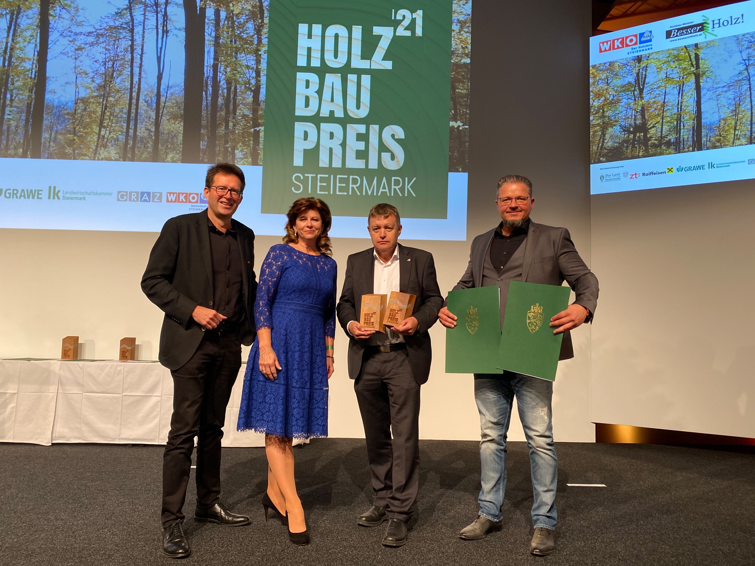 Bei der Verleihung des Holzbaupreises: Josef Gasser, geschäftsführender LIEB-Gesellschafter, proHolz Steiermark-Geschäftsführerin Doris Stiksl, LIEB-Bereichsleiter Dominikus Jantscher und LIEB-Oberbauleiter Helmut Bauer (v. l.) (Foto: proHolz)