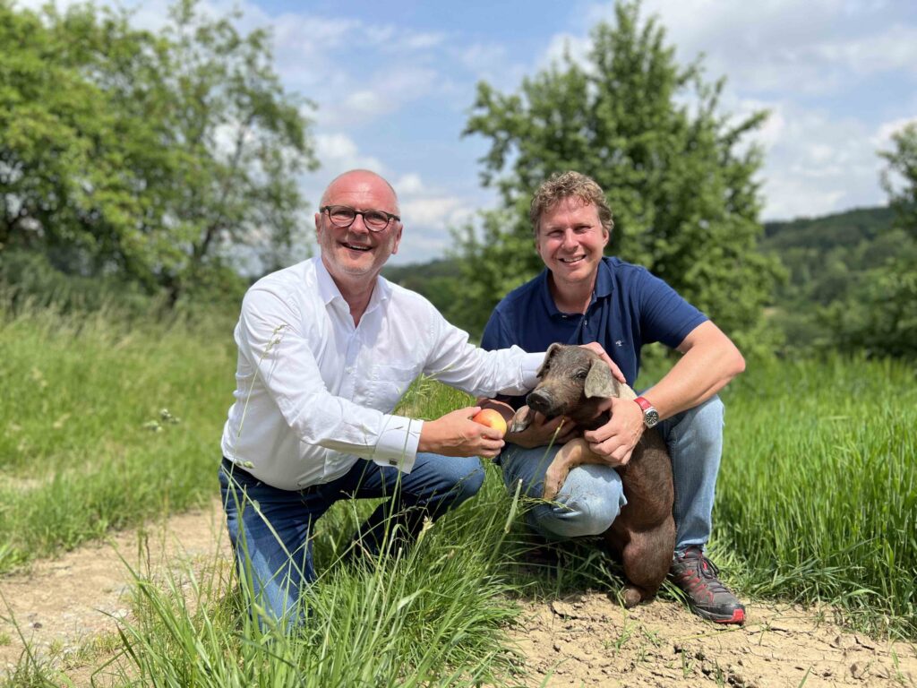 Wahlsüdsteirer Hans Kilger holt sich für den Neustart Labonca-Gründer und Freilandschweine-Pionier Norbert Hackl als Schirmherr an Bord (v. l.) (Foto: Domaines Kilger/CS)