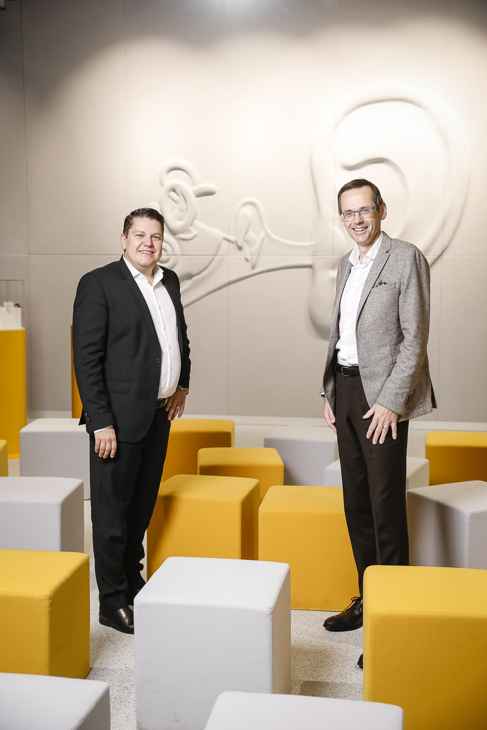 Haben das Ohr am Weltmarkt: Neuroth-CEO Lukas Schinko und Oliver Kröpfl, Vorstandsmitglied der Steiermärkischen (Foto: Lueflight)