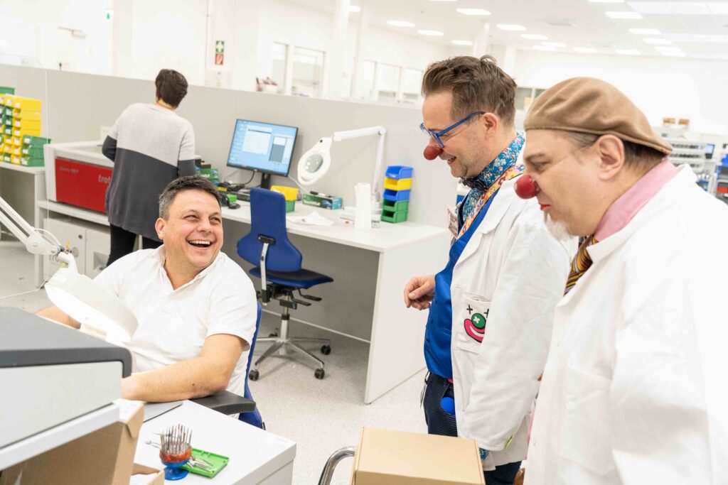 10.000 Euro spendet Neuroth an die CliniClowns. (Foto: Neuroth)