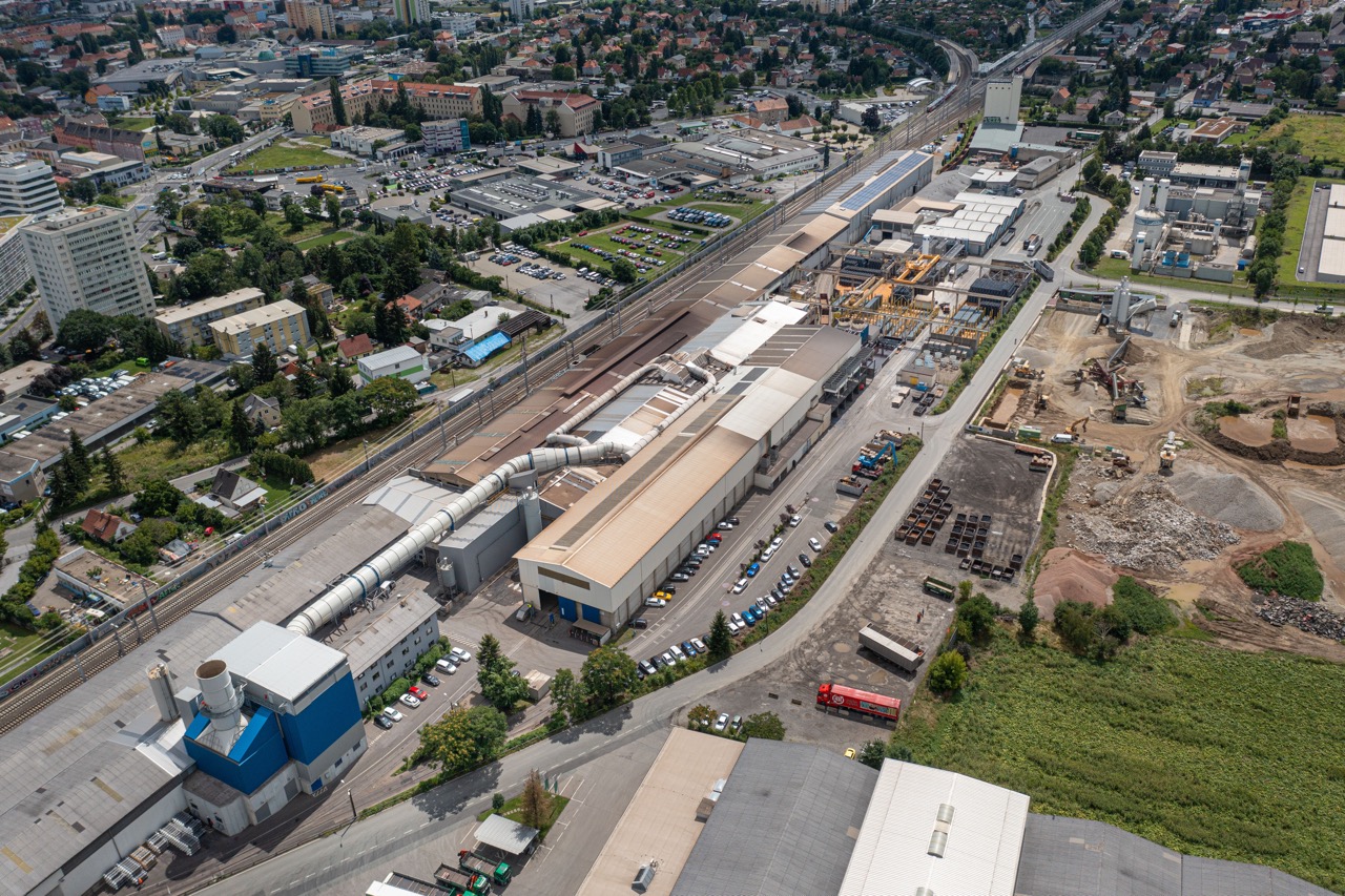 Das Fundament für Brücken, Tunnel, U-Bahnschächte & Co. entsteht im Grazer Stadtgebiet: Hier wird werden jährlich 410.000 Tonnen von zu 100 Prozent recycelbarem Betonstahl produziert – die Marienhütte ist der letzte verbliebene Produzent des Materials in Österreich. (Foto: Mathias Kniepeiss)