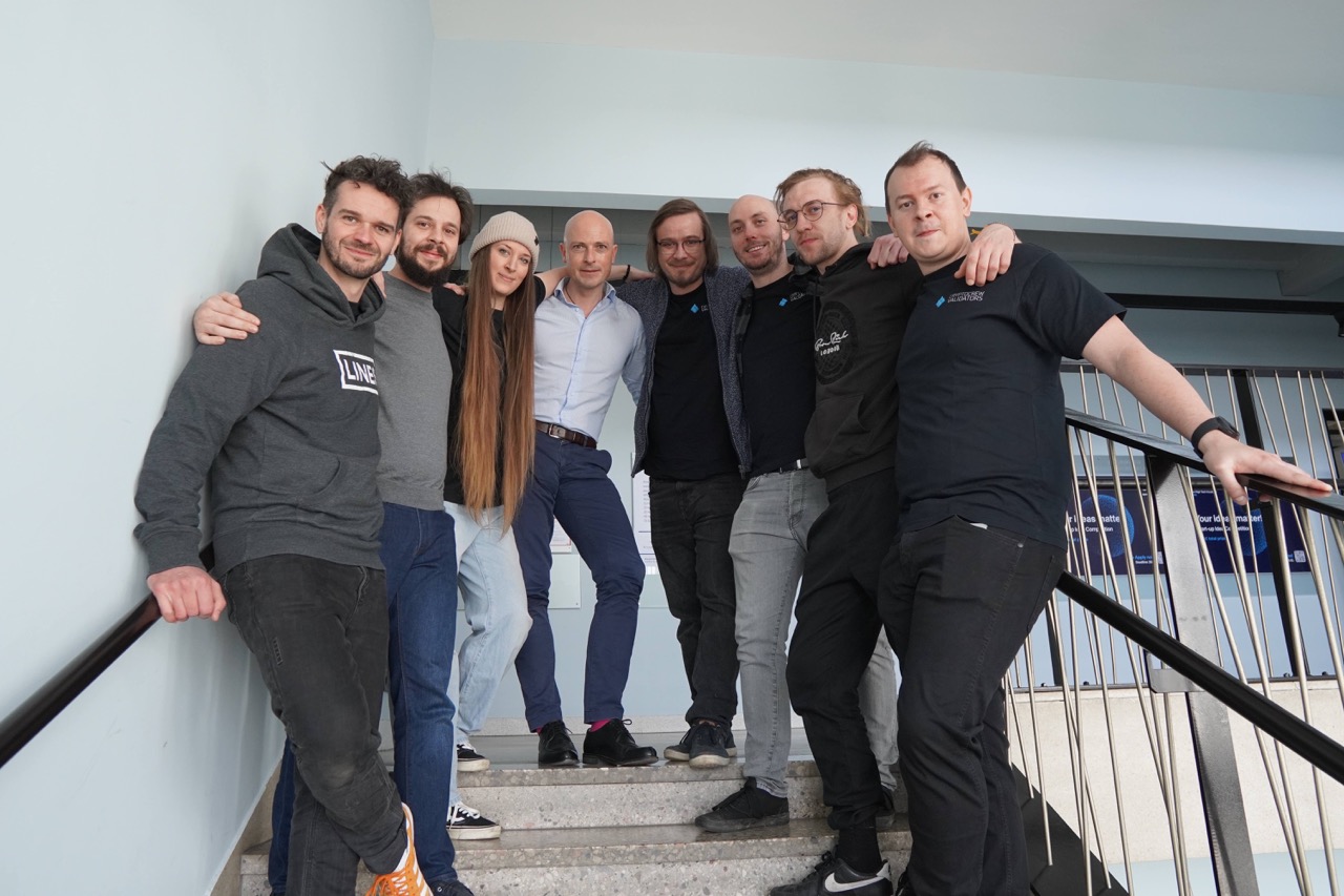 International erfolgreich: Das Krypto-Start-up Solva Blockchain Solutions rund um Friedrich Kugi, André Kerschhaggl, Sonja Gstaettner, Martin Mössler (Science Park Graz), Clemens Scarpatetti, Paul Leonhard, Simon Rose, Christian Russ (v. l.) (Credit: SPG)