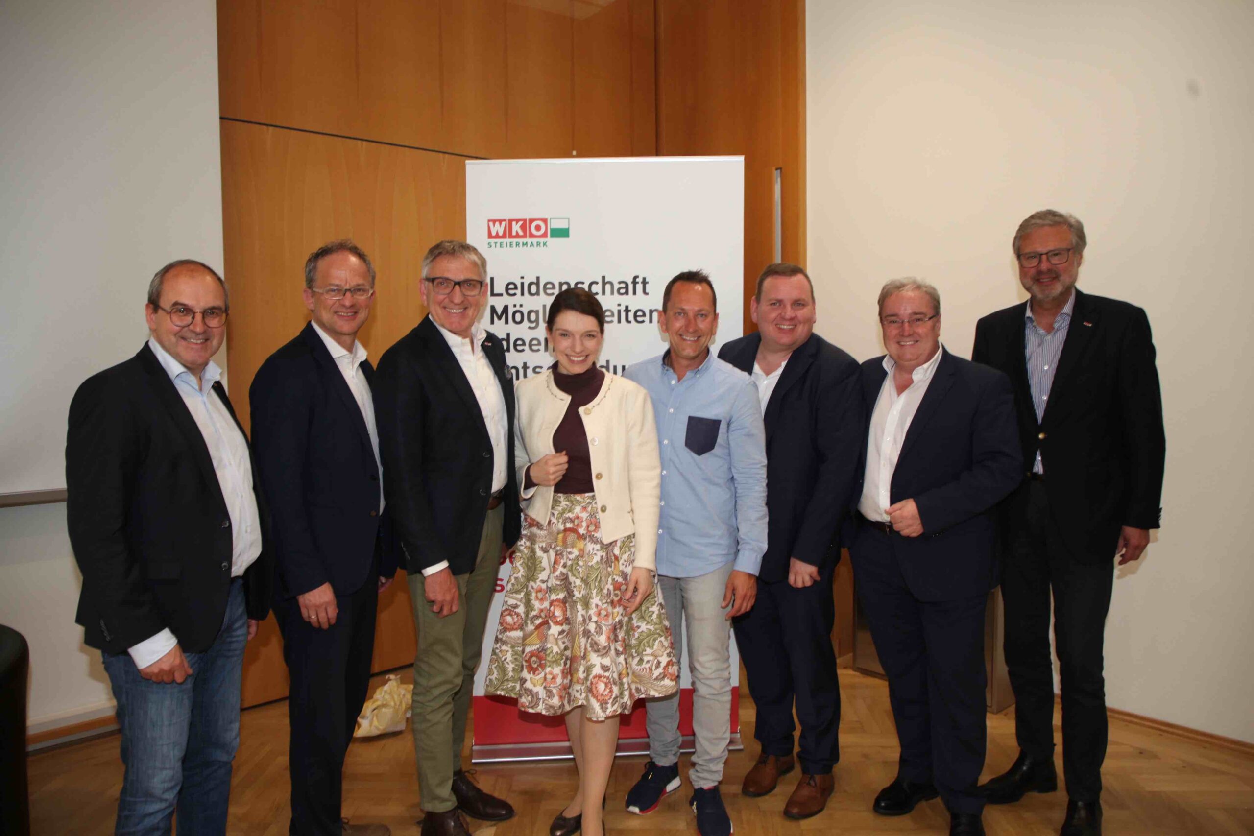 Diskutierten über die Energiezukunft: WKO Steiermark-Präsident Josef Herk (3. v. l.) mit Unternehmerinnen und Unternehmern (Foto: LIDO)