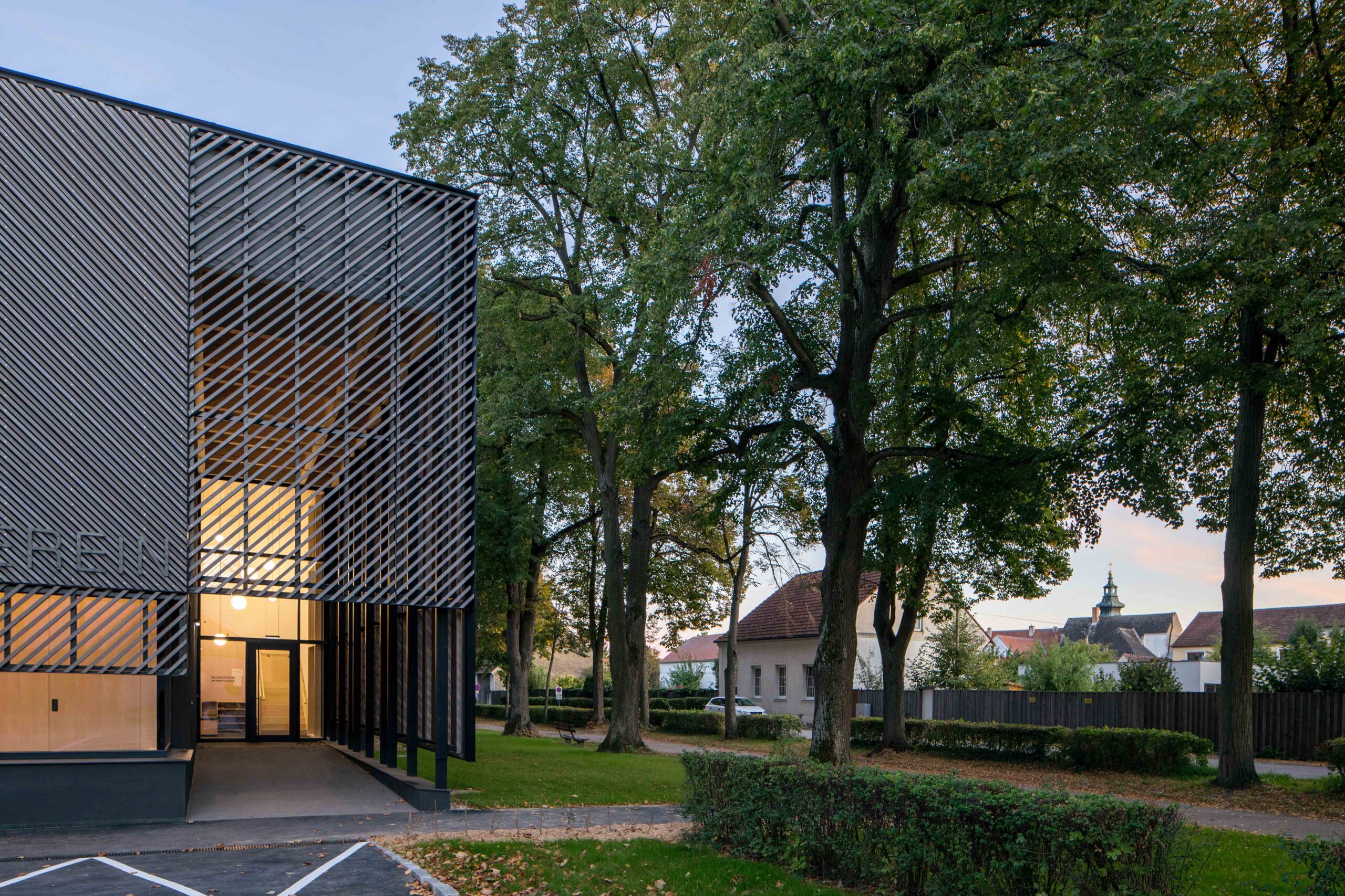 Turnsaal und Vereinsheim des Musikvereins Kirchberg am Wagram wurden auf Basis von Holz durch LIEB realisiert. (Foto: Leonhard Hilzensauer)