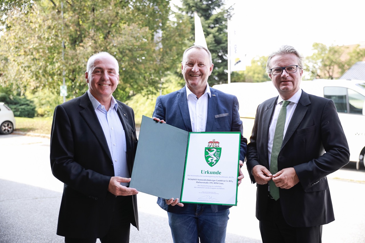 Ehrung: Landeshauptmann Christopher Drexler (m.) überreicht das steirische Landeswappen an die beiden Geschäftsführer Wolfgang Kuss und Alexander Foki (l.) (Foto: WOUNDWO/Lueflight)