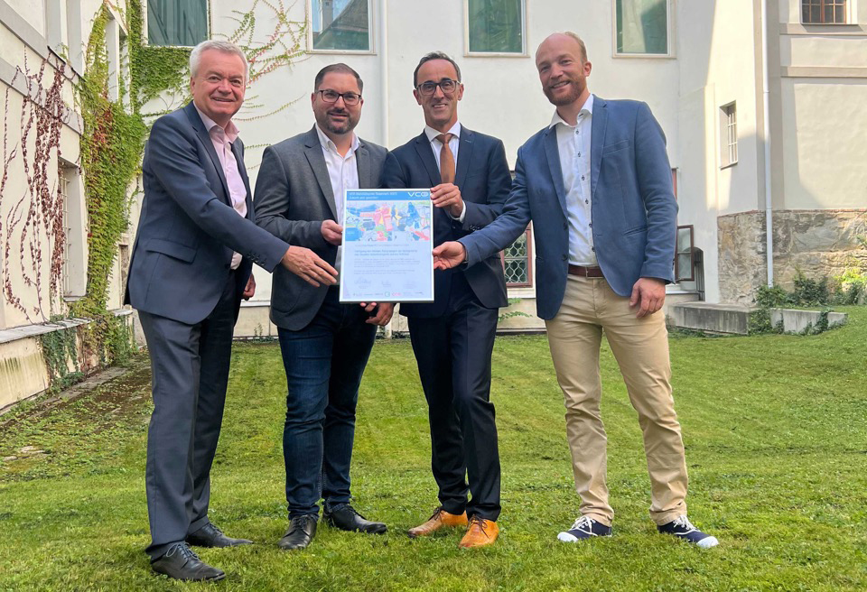 Übergabe der Auszeichnung: Anton Lang, Landeshauptmannstellvertreter der Steiermark, Helrom-Manager Mickael Gadzic, MFL-Geschäftsführer Herbert Decker und Michael Schwendinger (VCÖ) (v. l.) (Credit: CS)