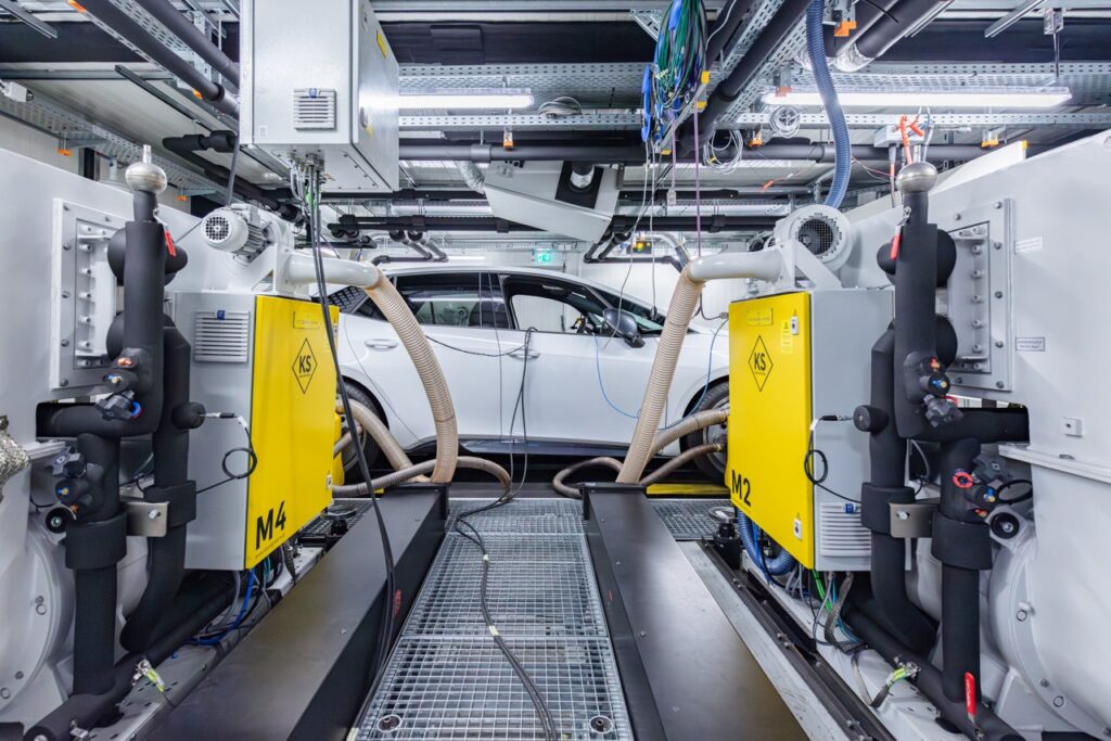 In den hochmodernen Prüfeinrichtungen von KS Engineers erfolgt die Vermessung der weltweiten Automobilindustrie. (Credit: KS Engineers/Lichtmeister/Bildraum)