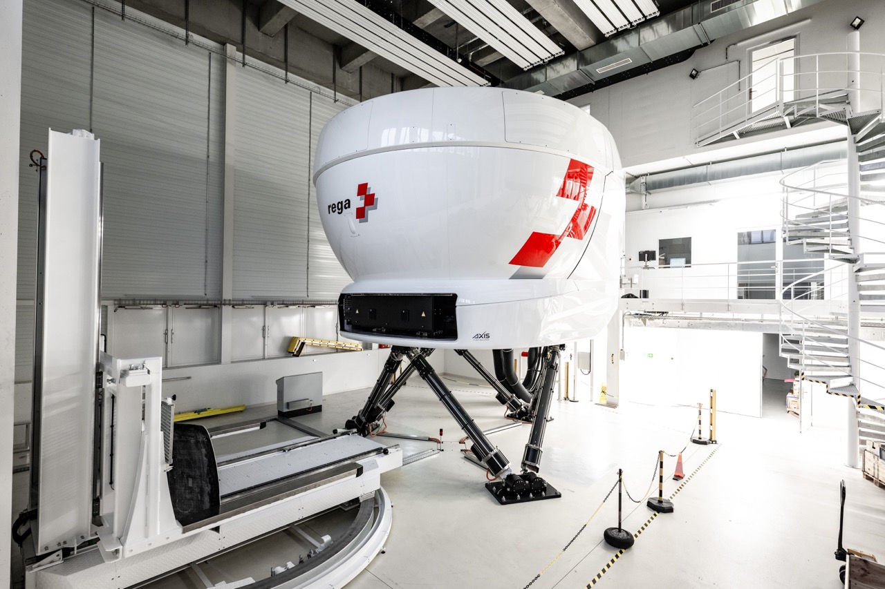 Zwölf Tonnen und in Europa einzigartig: Die Rega hat den Simulator von Axis aktuell in Betrieb genommen. (Foto: Axis/Rega)