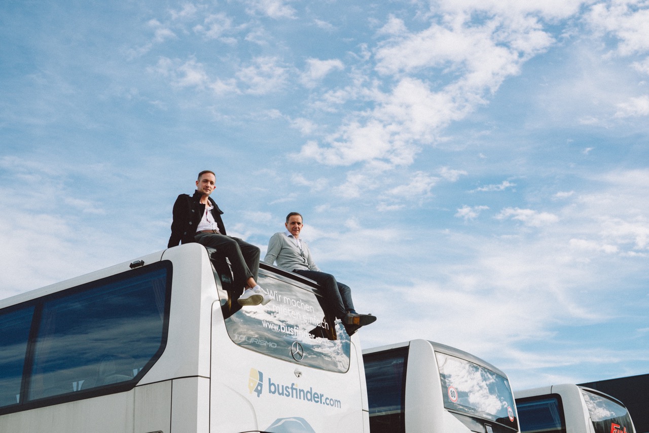 Busreisen aus neuer Perspektive: Busfinder-Geschäftsführerduo: Andreas Konrad und Christoph Berdenich (v. l.) (Foto: Lex Karelly)