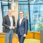 Setzen auf grüne Finanzierungsinstrumente: Steiermärkische-Vorstandsmitglied Oliver Kröpfl und MFL-Geschäftsführer Herbert Decker (v. l.) (Credit: Foto Fischer)