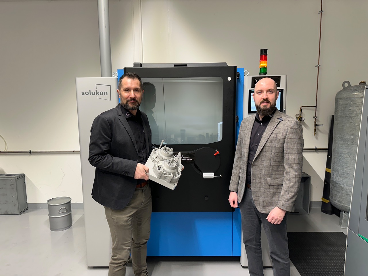 Vorstellung der neuen Anlage: M&H-CEO Patrick Herzig mit Philipp Schwemberger, Leiter für additive Fertigung bei M&H (Foto: M&H)