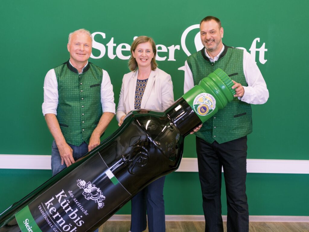 Kernöl-Botschafter unter sich: Alwera-Vorstandsmitglieder Gerhard Merdonik (l.) und Andreas Cretnik (r.) mit der steirischen Wirtschaftslandesrätin Barbara Eibinger-Miedl (Foto: diemosbachers)