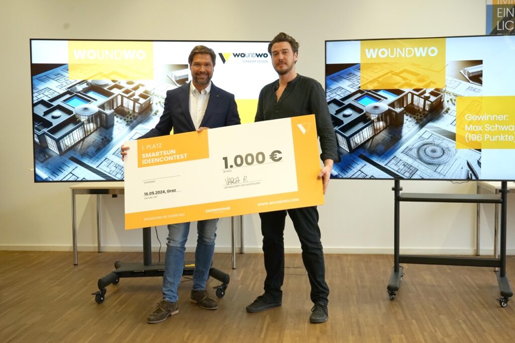 1000 Euro für den Gewinner: Ideencontest-Initiator Mathias Varga übergibt den Scheck an Sieger Max Schwarzlmüller (v. l.) (Credit: WOUNDWO)