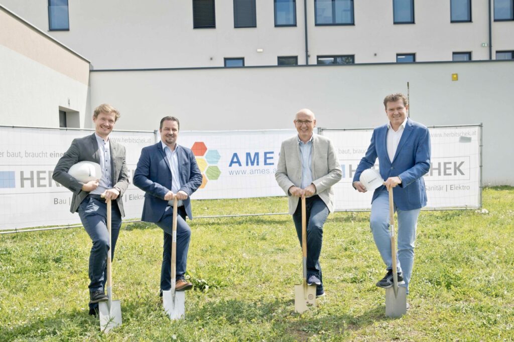 Start für den Ausbau in Peggau: Martin Ziegerhofer, Geschäftsführer von Herbitschek Bau, AMES-Geschäftsführer Daniel Maier, AMES-Eigentümer Walter Starzacher und Hannes Tieber, Bürgermeister von Peggau (v. l., Foto: AMES)