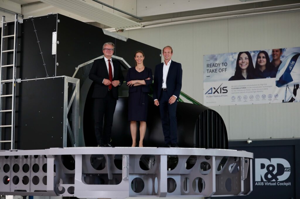 Landeshauptmann Christopher Drexler, Commercial Director Michaela Froelich und Axis-Geschäftsleiter Christian Theuermann auf der Grundkonstruktion des nächsten Projekts (v. l.) (Fotos: Lueflight)