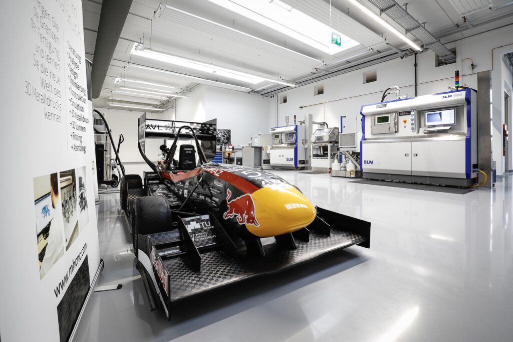 Racing-Flair: In der Formel 1 ist M&H als Zulieferer gesetzt. Das spürt man auch in den Produktionsräumlichkeiten. (Foto: Lueflight)