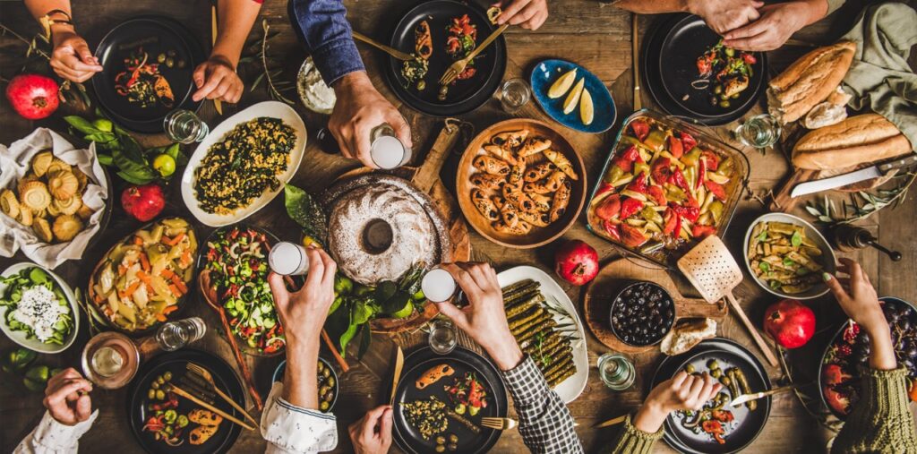 Gerade bei heißen Temperaturen im Sommer können Lebensmittel schneller verderben. (Foto: Envato Elements)