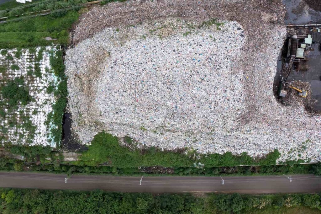 Aus der Vogelperspektive: das gigantische Müllproblem in Caotun (Foto: Komptech)