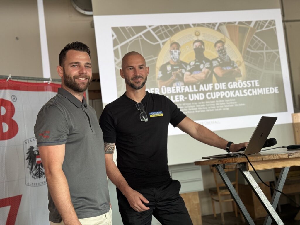 Im Doppelpass: Lieb-Marketingleiter Thomas Raser mit Sturms Meistercoach Christian Ilzer (v. l.) (Foto: CS)