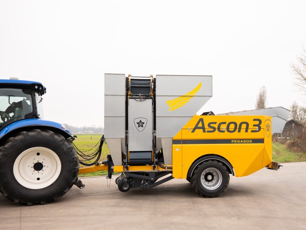 Die neue Maschine sammelt Maisspindeln vom Acker. Diese gelten als wertvoller Rohstoff. (Foto: Mathias Mosbacher)