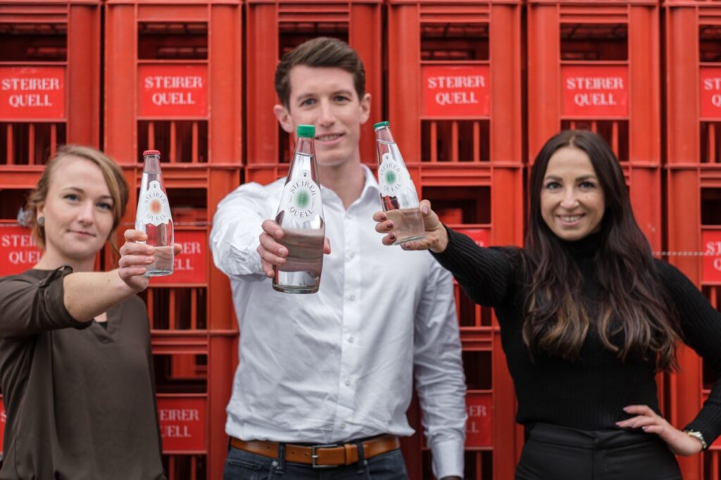 Ausgezeichnet: Qualitätsmanagerin Magdalena Urbanz und Standortleiter Martin Knapp von Peterquelle mit Agenturchefin Sarah Puschnegg (v. l.) (Foto: Elena Egger)