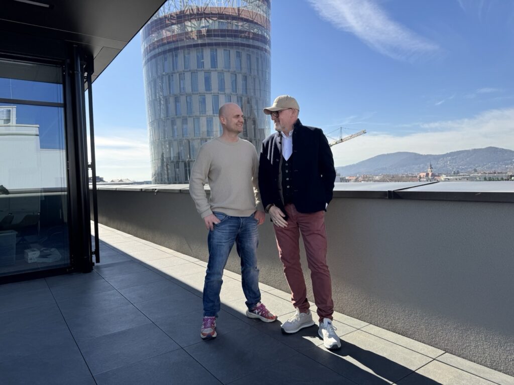 Diskutierten über künstliche Intelligenz in der Medizintechnik: Technologieexperte Markus Seme und Ulrich Weigelt, CEO und Co-Gründer von RobotDreams vor dem Grazer Science Tower (Foto: wider.sprechen)