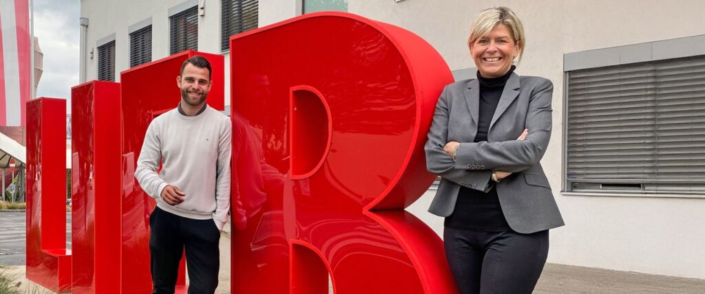Stehen für die Topmarke: Marketingleiter Thomas Raser mit Doris Enzensberger-Gasser, geschäftsführende Gesellschafterin von Lieb Bau Weiz (Foto: Lieb)
