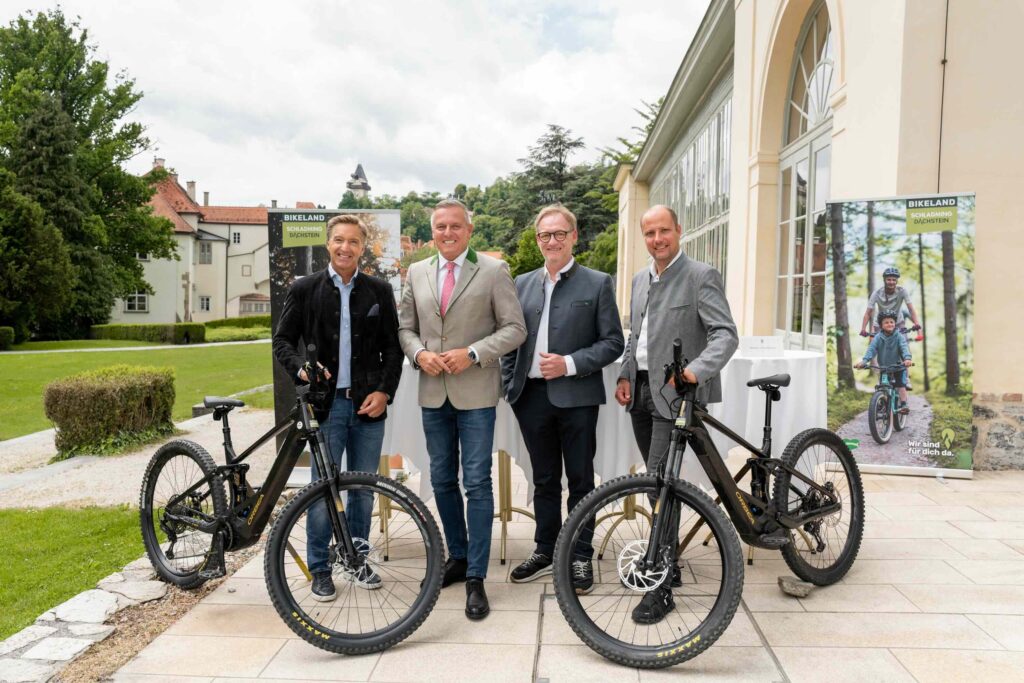 Biking-Offensive für die Region Schladming - 4,5 Millionen für 60 Kilometer neue Trails: Schladming-Botschafter Hans Knauß, Landeshauptmann Mario Kunasek, TV-Vorsitzender Andreas Keinprecht und Geschäftsführer Mathias Schattleitner (Foto: Land Steiermark/Robert Binder)