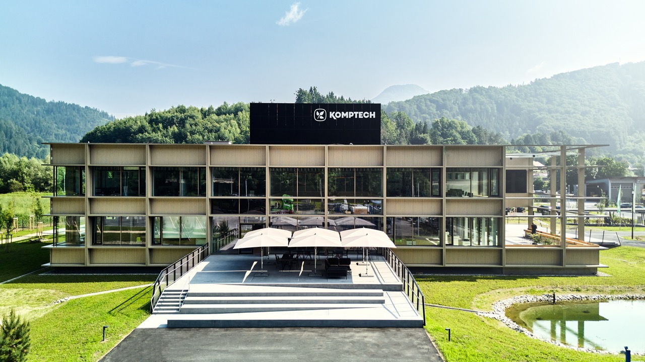 Ökologisches Headquarter von Komptech: Insgesamt wurden 85 % der CO₂-Emissionen, die im Lebenszyklus des Gebäudes anfallen würden, durch bauliche und technische Maßnahmen reduziert bzw. ganz vermieden. (Foto: Komptech)