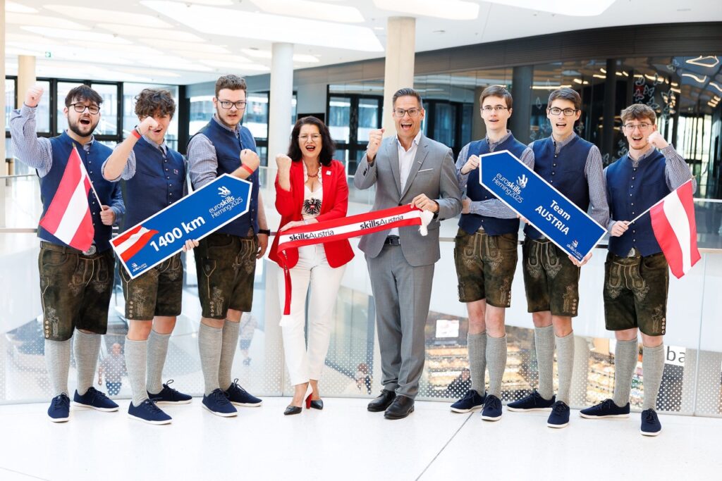 m Anflug auf Dänemark: Tarik Begeta, David Herzina-Rusch, Raphael Beutel, Spartenobfrau Maria Neumann, BAWAG-Manager Thomas Csipko, Stefan Tomp, Tobias Weißengruber und Markus Wizany (v. l.)