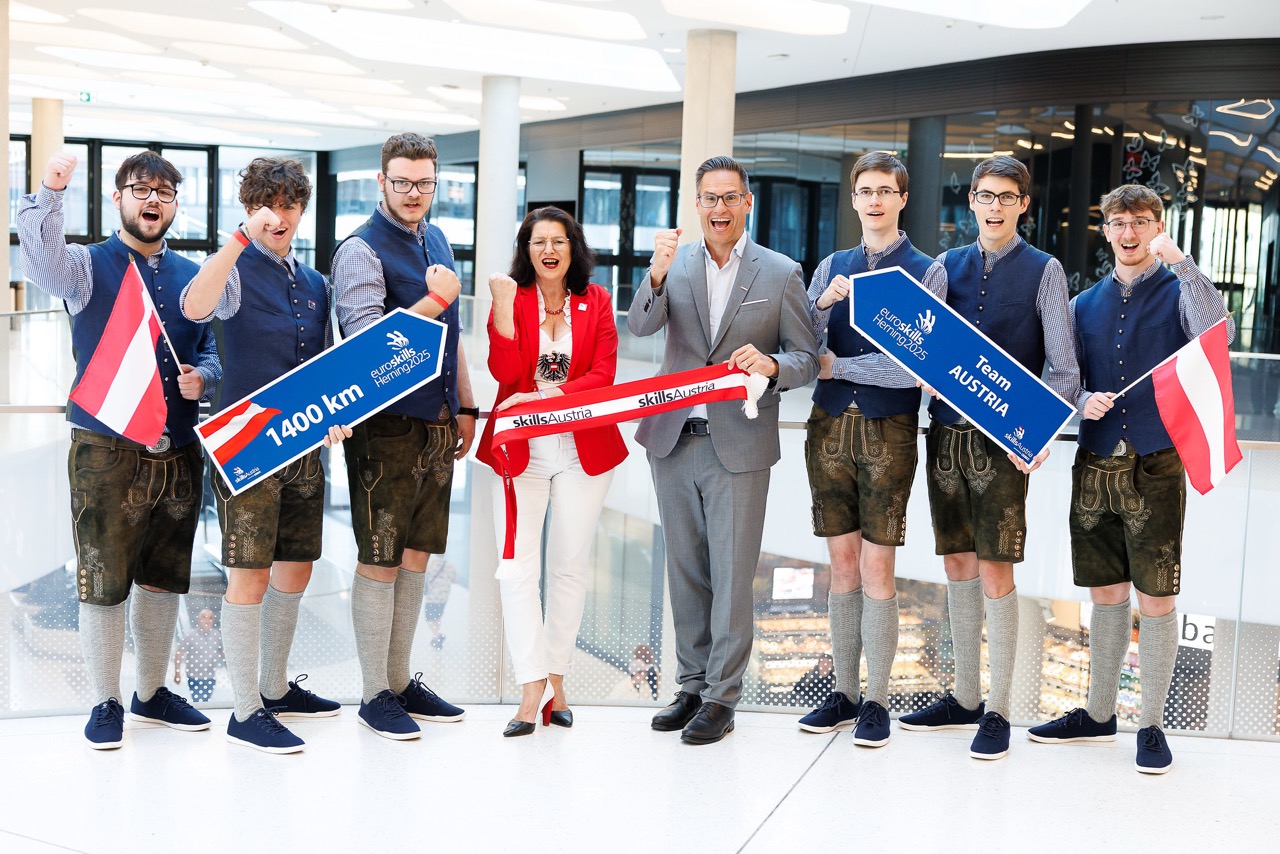 m Anflug auf Dänemark: Tarik Begeta, David Herzina-Rusch, Raphael Beutel, Spartenobfrau Maria Neumann, BAWAG-Manager Thomas Csipko, Stefan Tomp, Tobias Weißengruber und Markus Wizany (v. l.)
