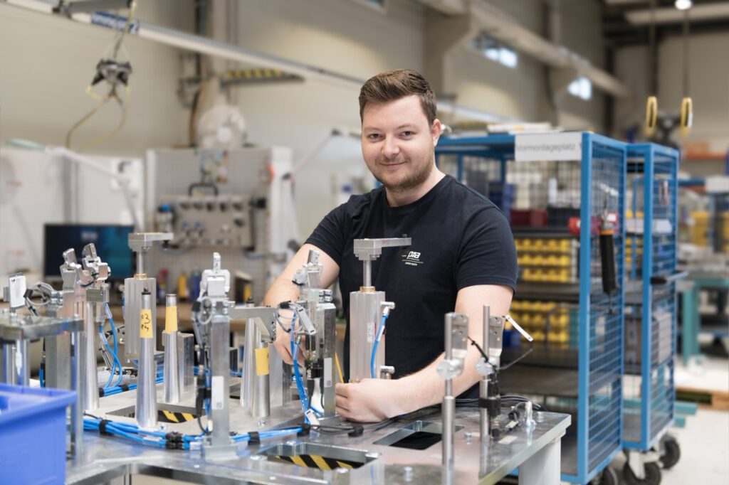 Simon Rath aus Feldbach misst sich mit den Besten Österreichs beim Bundeslehrlingswettbewerb. (Credit: Pia)